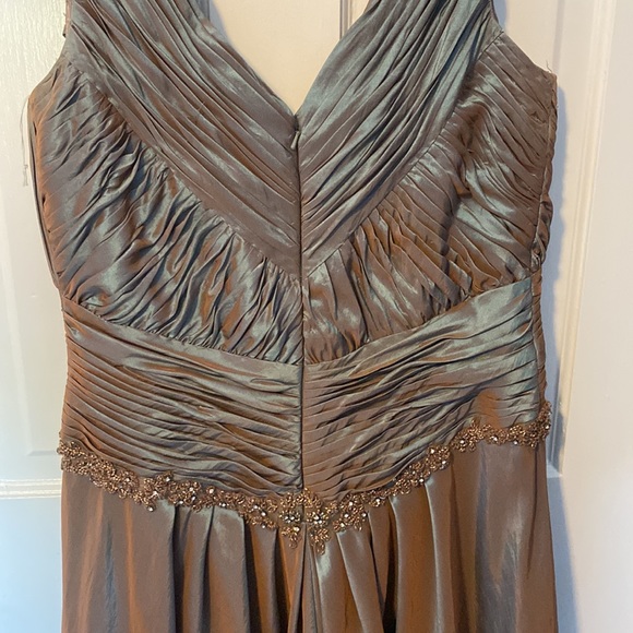 Formal gown - Picture 6 of 6